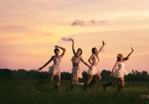 Lirik Lagu star no na, Debut Album Island Girl yang Telah Lama Dinantikan (Sumber : Instagram/@nonawav)