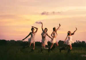 Lirik Lagu star no na, Debut Album Island Girl yang Telah Lama Dinantikan (Sumber : Instagram/@nonawav)
