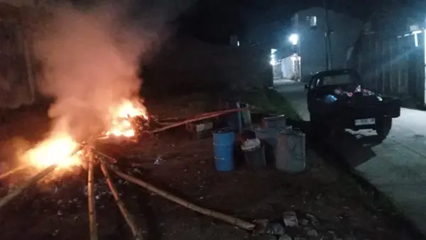 Warga di Kecamatan Kebonpedes, Kabupaten Sukabumi, saat membakar sampah karena menumpuk dan tidak ada yang mengankutnya. (Sumber : Istimewa.)