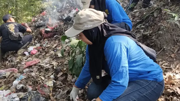 Gotong royong bersihkan sampah di Gunung Kendeng Sukabumi TNGHS (Sumber: dok warga)