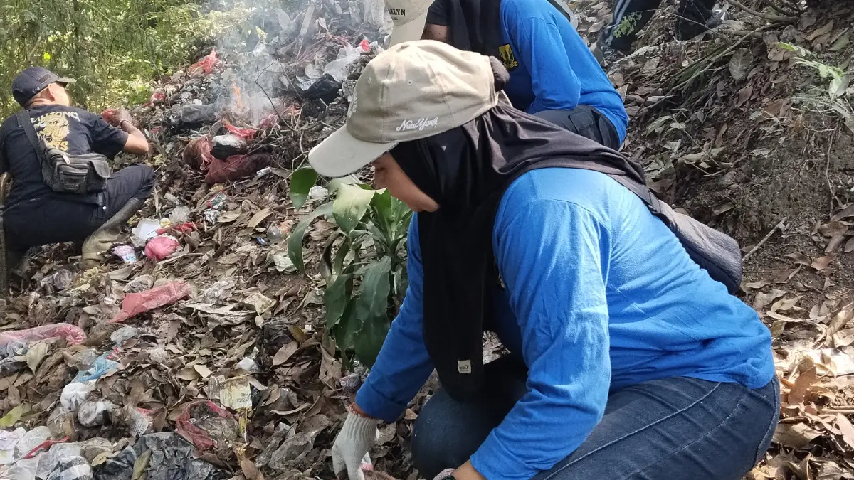 Masalah Sampah di Sukabumi: Di Jalan, Pemukiman, Selokan Hingga ke Gunung