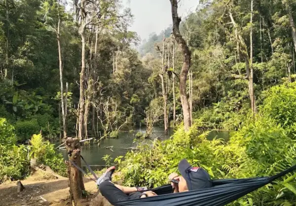 Lembah Tengkorak, destinasi wisata yang menawarkan jalur trekking dengan keindahan danau di perbatasan Bandung-Sumedang. (Sumber : Gmaps/Dwi Sapanwa)