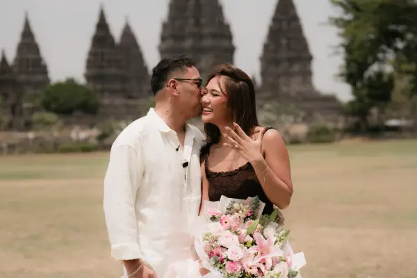 Romantis! Marion Jola Dilamar Dennis Talakua di Candi Prambanan (Sumber : Instagram/@lalamarionmj)