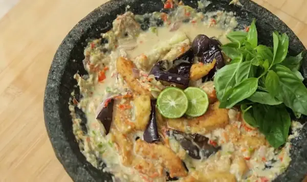 Resep Pecak Ikan dan Terong, Hidangan Gurih Pedas Wangi yang Bikin Ketagihan (Sumber : Youtube | Devina Hermawan)