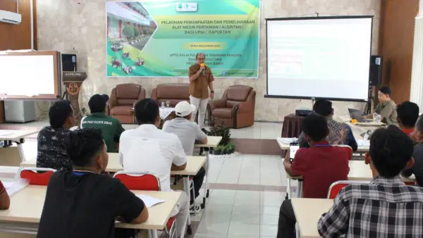 Ketua Tim Pengembangan Alsintan UPTD BP Mektan Jabar, Tatang Sulaiman, saat memberikan materi terkait Pengoperasian dan Perawatan Combine Harvester. (Sumber Foto: Dok. BP Mektan)