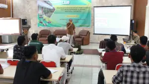 Ketua Tim Pengembangan Alsintan UPTD BP Mektan Jabar, Tatang Sulaiman, saat memberikan materi terkait Pengoperasian dan Perawatan Combine Harvester. (Sumber Foto: Dok. BP Mektan)