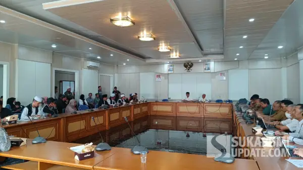Suasana audiensi Forum Masyarakat Miskin dan Majelis Zikir bersama Komisi IV DPRD Kabupaten Sukabumi. | Foto: SU/Ilyas
