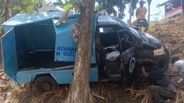 Mobil MBG mengalami kecelakaan  di Kampung Pasirjambu, RT 08/RW 01, Desa Bantarkalong, Kecamatan Warungkiara Kabupaten Sukabumi (Sumber: dok warga)