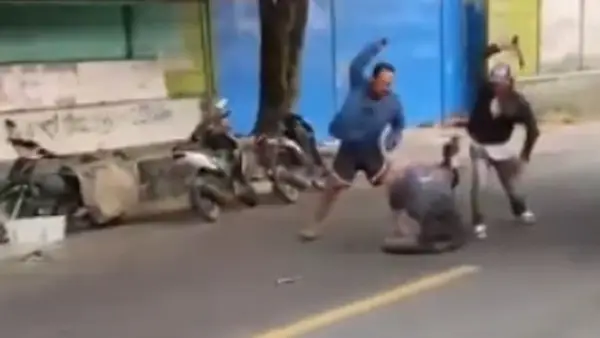 Tangkapan layar video amatir warga, aksi pembacokan pria di Jalan Raya Sukabumi-Cianjur. Selasa (22/9/2026). (Sumber : Istimewa video warga).