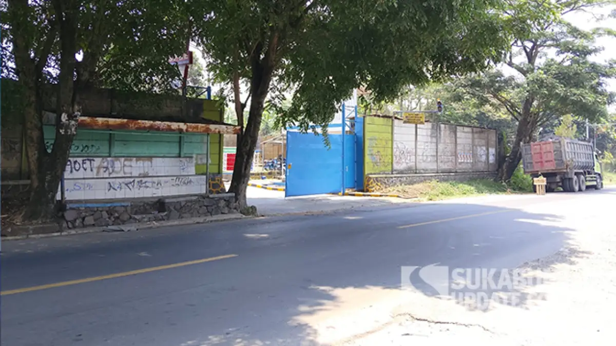 TKP pria dibacok dalam video amatir yang viral di media sosial.