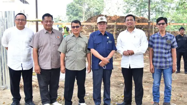 Pimpinan dan Anggota Komisi IV DPRD Provinsi Jawa Barat meninjau pembangunan Bale Pinton di kawasan Situ Ciburuy. | Foto: Istimewa