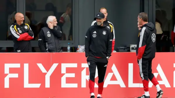 Aksi Jurgen Klopp saat memimpin sesia latihan Timnas Jerman (Sumber: web/reuteus.com)