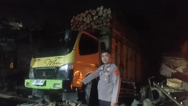 Kondisi Truk Muat Kayu yang kecelakaan tunggal di Kampung Baeud, RT 03/RW 03, Desa/Kecamatan Warungkiara, Kabupaten Sukabumi, Kamis (24/9/2026). (Sumber : Polsek Warungkiara.)