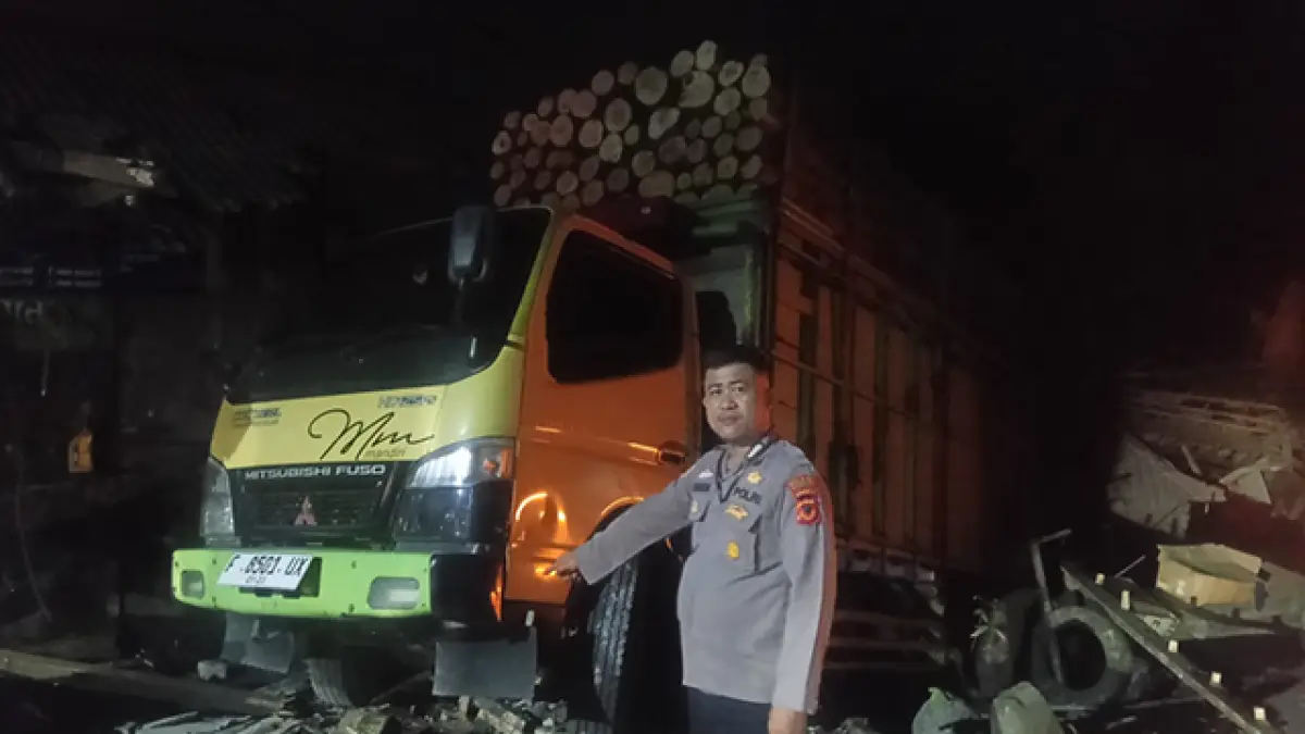 As Roda Patah di Tanjakan Baeud Sukabumi, Truk Muat Kayu Mundur Hantam Rumah dan Bengkel