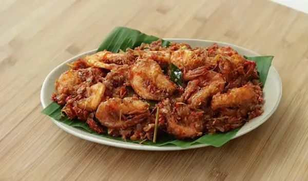 Resep Sambal Udang Kecombrang, Gurih Pedas yang Bikin Ketagihan (Sumber : Youtube | Devina Hermawan)
