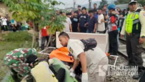 Petugas evakuasi jenazah warga Karangtengah Cibadak Sukabumi yang tertemper KA Pangrango (Sumber: sukabumiupdate)