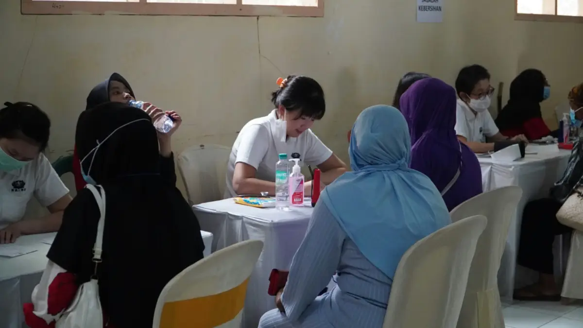 Layanan kesehatan ini menyasar warga dari enam desa di Kecamatan Cikakak dan sekitarnya.