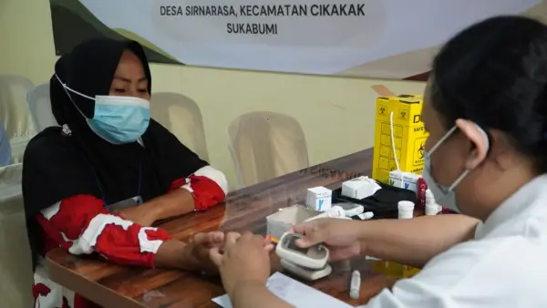PT Daya Mas Cisolok Geothermal (DMCG) menggelar pemeriksaan kesehatan gratis untuk 500 warga di Cikakak Sukabumi. (Sumber Foto: Istimewa)