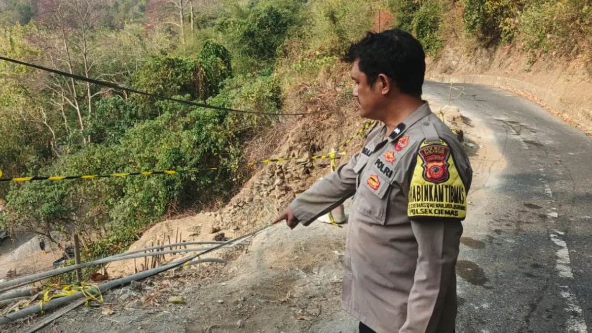 Bonceng Tiga Lintasi Perbaikan Jalan, Honda Beat Masuk Jurang di Ciemas Sukabumi