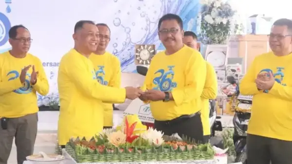 Prosesi pemberian tumpeng dari Dirut Perumdam TJM kepada Bupati Sukabumi dalam Tasyakur Binikmat Hari Jadi ke-36 Perumdam TJM. (Sumber Foto: Prokompim Pemkab Sukabumi)