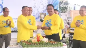 Prosesi pemberian tumpeng dari Dirut Perumdam TJM kepada Bupati Sukabumi dalam Tasyakur Bi'nikmat Hari Jadi ke-36 Perumdam TJM. (Sumber Foto: Prokompim Pemkab Sukabumi)