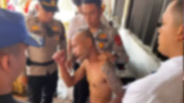 Polisi amankan pria bertato yang ngamuk bawa golok di pasar lettu bakri Kota Sukabumi (Sumber: dok warga)