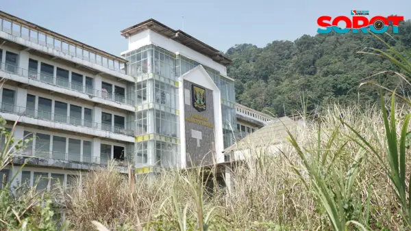 Kondisi Gedung Pusat Perkantoran Pemkab Sukabumi di Palabuhanratu | Foto : Farhan/Sorot