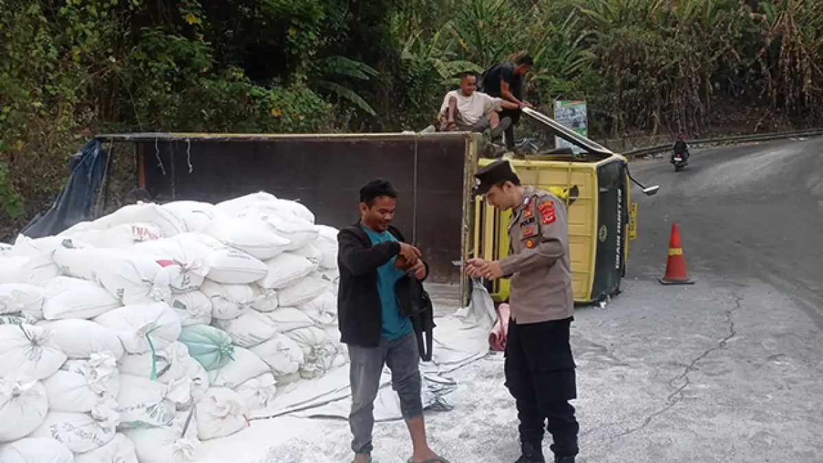 Gagal Taklukan Tanjakan Baeud Sukabumi, Kronologi Truk Muat 9 Ton Tepung Terguling