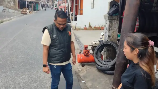 Polisi dan korban cek TKP curat bandit gembos ban di Parungkuda Sukabumi (Sumber: sukabumiupdate)
