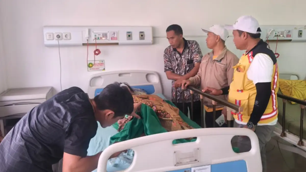 Entis bersama Camat Waluran saat menjenguk korban kecelakaan. | Foto: Istimewa