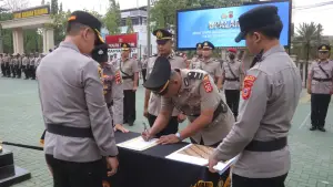 Polres Sukabumi menggelar rotasi jabatan terhadap 14 personel PJU dan Kapolsek jajaran, termasuk posisi Kasat Lantas, Kasat Narkoba, dan Kabag Ops. (Sumber Foto: Dok. Polres Sukabumi)