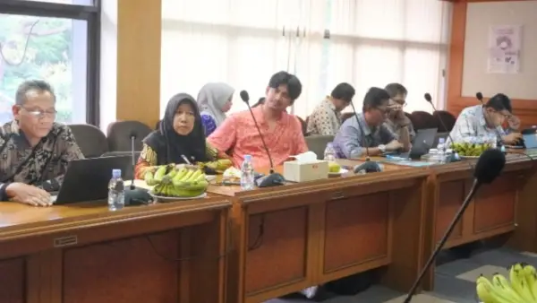 Kepala UPTD BP Mektan Jabar Anggi Jingga (tengah) saat menghadiri Rapat Evaluasi Kinerja Pelaksanaan Program dan Kegiatan Tahun 2026 Distanhorti Jabar. (Sumber Foto: IG Distanhorti Jabar)
