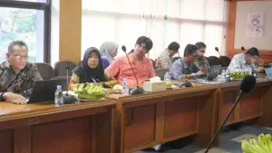 Kepala UPTD BP Mektan Jabar Anggi Jingga (tengah) saat menghadiri Rapat Evaluasi Kinerja Pelaksanaan Program dan Kegiatan Tahun 2026 Distanhorti Jabar. (Sumber Foto: IG Distanhorti Jabar)