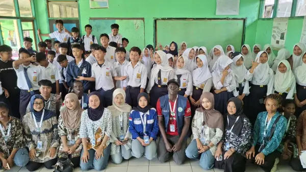 Kegiatan sosialisasi HIV dan AIDS Mahasiswa KKN Universitas Nusa Putra di SMP Islam Mekarjaya, Desa Mekarjaya, Kecamatan Kebandungan, Kabupaten Sukabumi, Senin (20/7/2026). (Sumber: Istimewa)