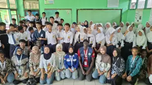 Kegiatan sosialisasi HIV dan AIDS Mahasiswa KKN Universitas Nusa Putra di SMP Islam Mekarjaya, Desa Mekarjaya, Kecamatan Kebandungan, Kabupaten Sukabumi, Senin (20/7/2026). (Sumber: Istimewa)