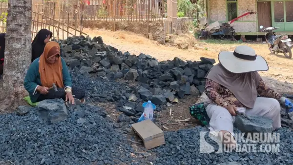 Potret emak-emak pemecah batu di Purwasedar, Kabupaten Sukabumi. (Sumber: SU/Ragil Gilang)