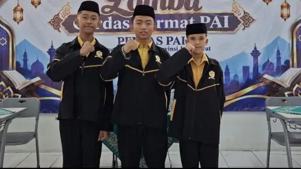 Tiga pelajar Sukabumi, Alvin Ibrahim N F bersama M. Abyaz Shahir G dan Nawaf Syihabuddin Yafiq, sukses menjadi Juara Pertama Lomba Cerdas Cermat Pendidikan Agama Islam (LCC PAI) SMP Jawa Barat (Sumber: dok tim)