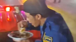 Video petugas damkar Cibadak Sukabumi makan sepiring nasi diperjalanan menuju lokasi kebakaran (Sumber: dok damkar)