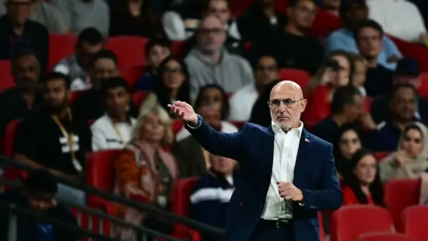 Luis de la Fuente tengah memberikan arahan pada skuad Spanyol saat menghadapi Inggris di UEFA Nations League 2026/2027. (Sumber: web/reuteus.com)