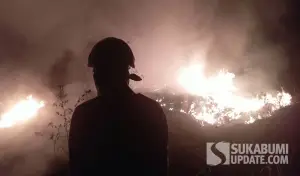 Petugas saat berjibaku memadamkan api di TPA Cikundul, Sabtu (26/9/2026) malam. (Sumber Foto: BPBD Kota Sukabumi)