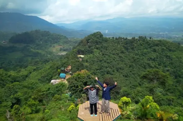 Puncak Mustika Manik, salah satu destinasi wisata alam di Bogor yang menawarkan tempat bersantai dengan panorama dari ketinggian. (Sumber : Gmaps)