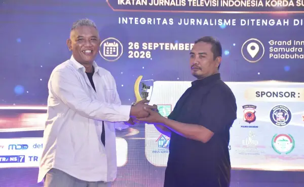 Nanan Apon saat menerima IJTI Award 2026 kategori Ruang Tumbuh Generasi. (Sumber Foto: Istimewa)