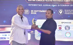 Nanan Apon saat menerima IJTI Award 2026 kategori Ruang Tumbuh Generasi. (Sumber Foto: Istimewa)