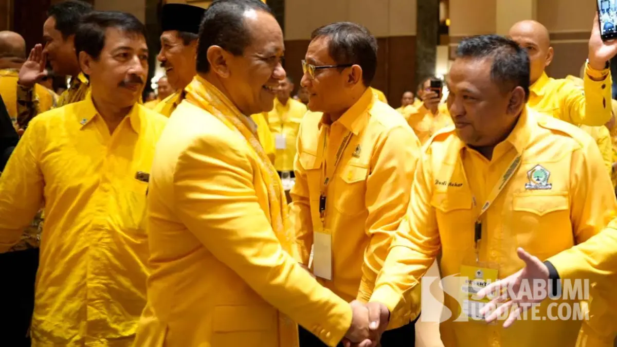 Budi Azhar Mutawali saat bersalaman dengan Ketua Umum DPP Golkar Bahlil Lahadalia | Foto : Sukabumiupdate