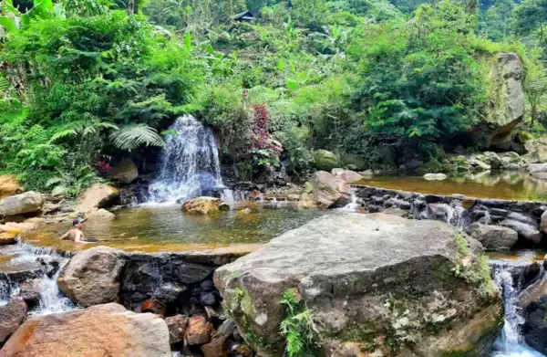 Curug Bungsu, salah satu air terjun dengan kolam buatan yang ada di kaki Gunung Salak. (Sumber : Gmaps/Gede Eko Darmono)