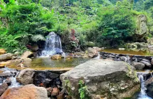 Curug Bungsu, salah satu air terjun dengan kolam buatan yang ada di kaki Gunung Salak. (Sumber : Gmaps/Gede Eko Darmono)