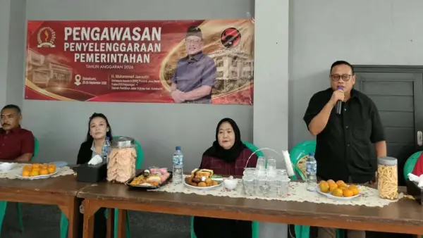 Anggota DPRD Jabar Muhammad Jaenudin saat kegiatan pengawasan penyelenggaraan pemerintahan di Jalan Raya Sukaraja, Desa Pasirhalang, Kecamatan Sukaraja, Kabupaten Sukabumi, Sabtu (26/9/2026) | Foto : Tim adc