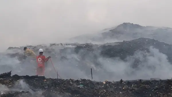 Situasi saat petugas memadamkan kebakaran di TPA Cikundul, Kecamatan Lembursitu, Kota Sukabumi, Minggu (27/9/2026). | Foto: Warga/Andri Somantri