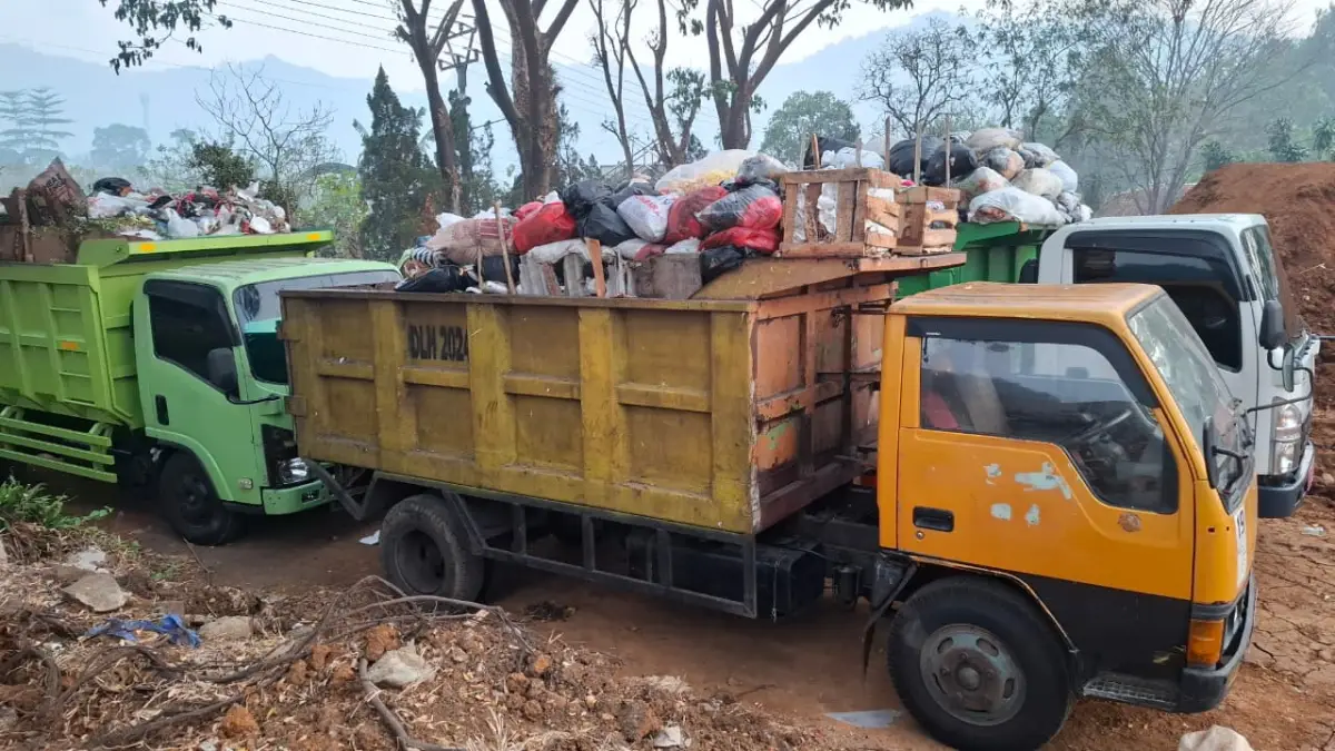 Antrean dumptruck di area masuk TPA Cikundul, Kecamatan Lembursitu, Kota Sukabumi, Minggu (27/9/2026). | Foto: Warga/Andri Somantri