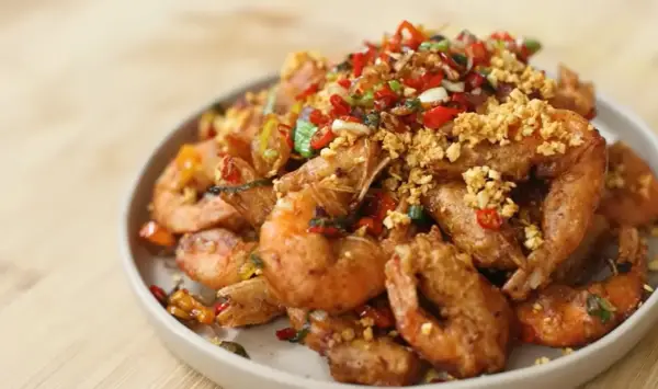 Resep Udang Cabai Garam, Menu Makan Pedas Gurih yang Menggoda (Sumber : Youtube | Devina Hermawan)
